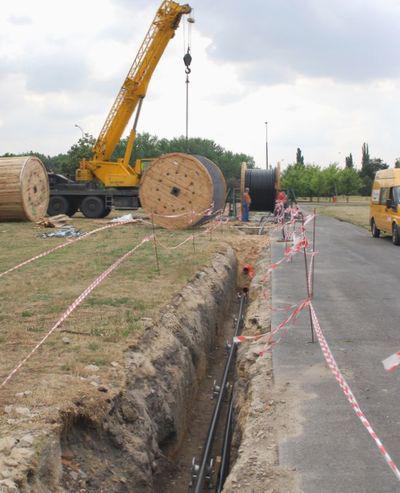Пример монтажа кабеля в траншее вдоль дороги