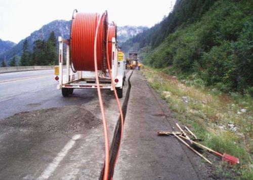 Пример прокладки кабеля вдоль дороги