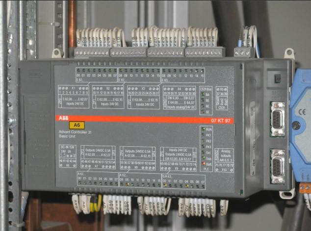 Монтаж управляющего контроллера ABB на низкой стороне подстанции.